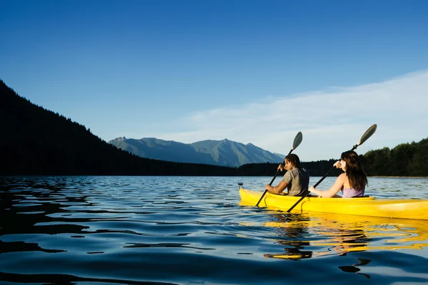 Lake Kayaking Couple — Stock Photo, Image