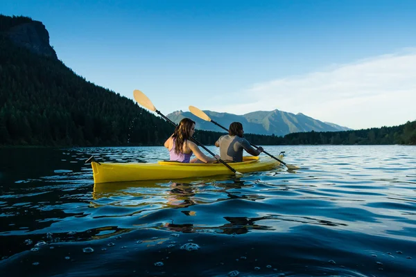 Lake Kayaking Couple — Stock Photo, Image