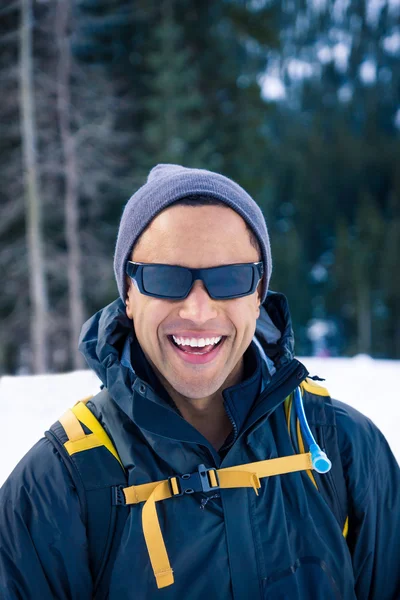 Jonge zwarte man in de winter — Stockfoto