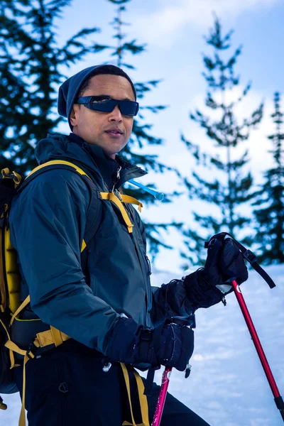 Junger schwarzer Mann im Winter — Stockfoto