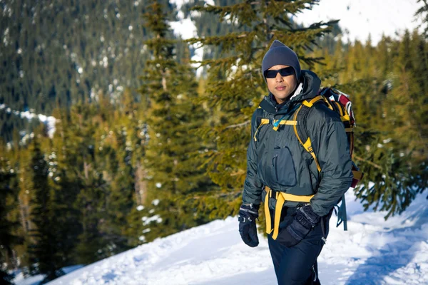 Junger schwarzer Mann im Winter — Stockfoto