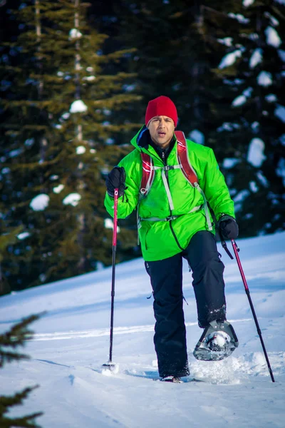 Jonge zwarte man in de winter — Stockfoto