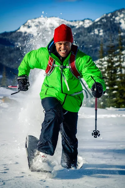 Giovane uomo nero in inverno — Foto Stock