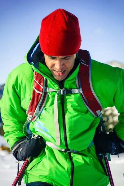 Ung svart man i vinter — Stockfoto