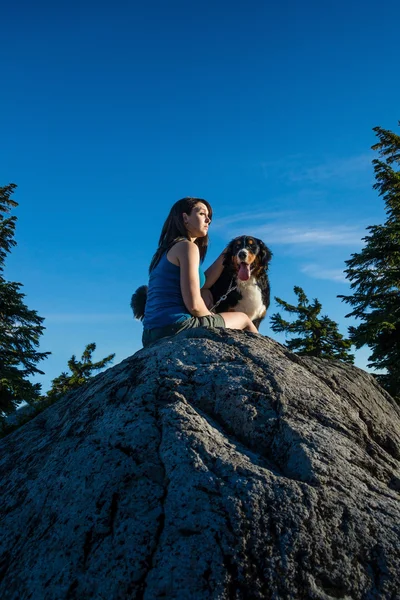 Vackra kvinnor gå med hunden i bergen. — Stockfoto