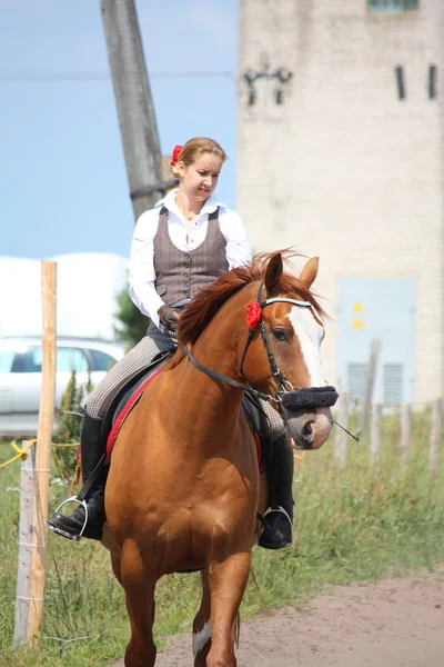 Bela jovem loira mulher equitação castanha cavalo — Fotografia de Stock