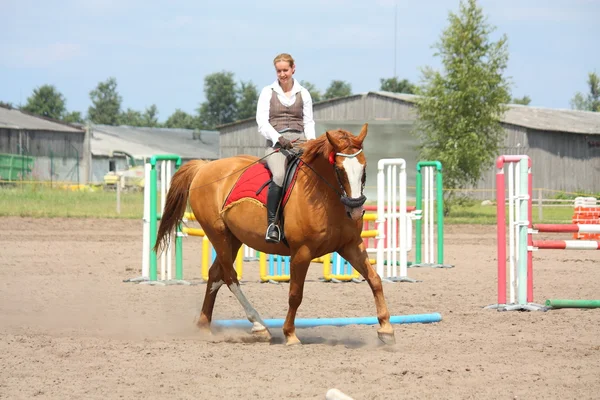 Hermosa joven rubia montando caballo castaño —  Fotos de Stock