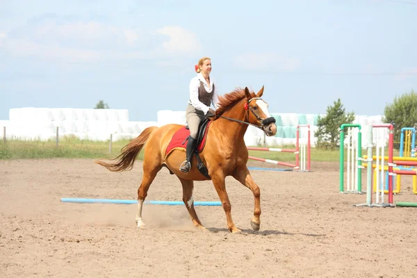 栗の馬に乗って美しい若いブロンドの女性 — ストック写真