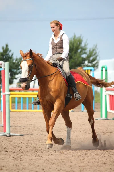 Güzel genç sarışın kadının kestane at binme — Stok fotoğraf