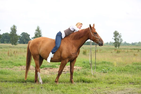 Beautiful blonde woman riding horse bareback — Stock Photo, Image