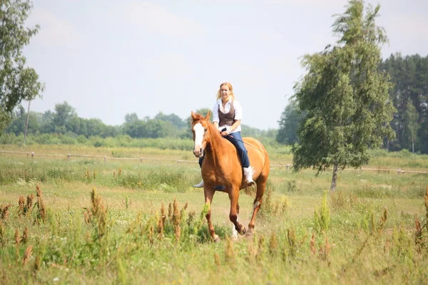 Красива блондинка верхи на коні без сідла — стокове фото