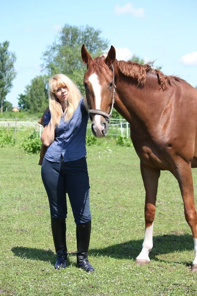 Blonde woman and chestnut horse — Stock Photo, Image