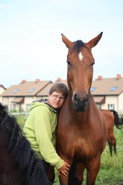 शेतात घोडे सह स्मित किशोरवयीन मुलगा — स्टॉक फोटो, इमेज
