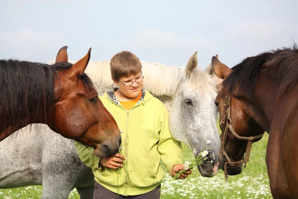 Genç çocuk ve sürünün atlar — Stok fotoğraf