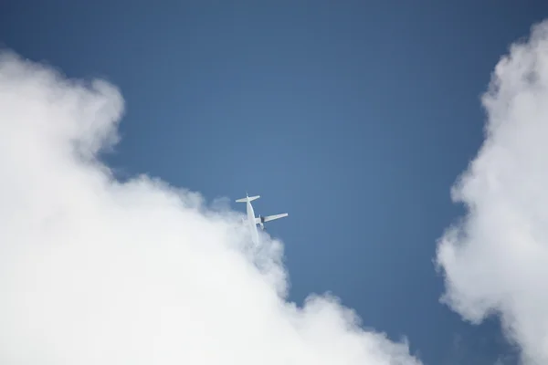 雲の中を飛ぶ飛行機は — ストック写真