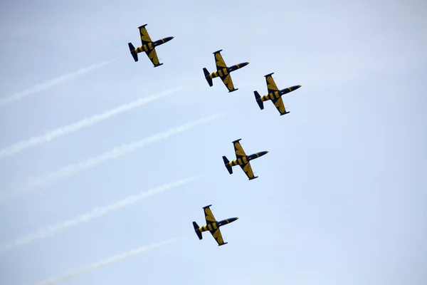 JURMALA, LETONIA - 25 DE JULIO: El equipo letón de exhibición acrobática — Foto de Stock