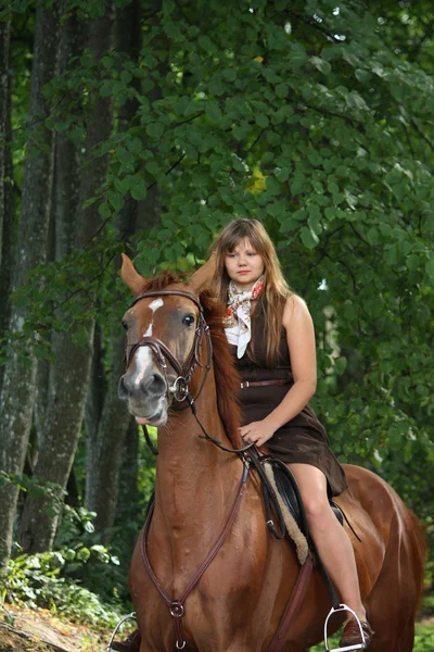 女の子のドレスと森林の茶色の馬の肖像画 — ストック写真