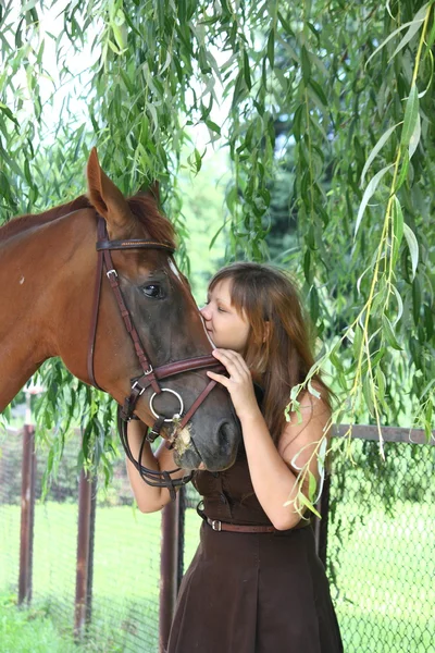 Girl in dress and brown horse portrait in forest — Stock Photo, Image