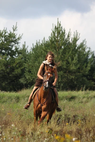 Bella ragazza adolescente a cavallo sul campo — Foto Stock