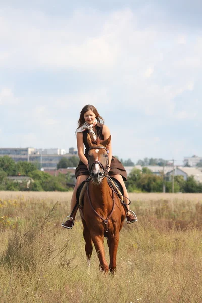 Bela adolescente cavalgando cavalo no campo — Fotografia de Stock