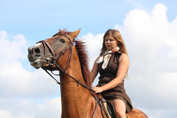 Dívka a kůň portrét na pozadí oblohy — Stock fotografie