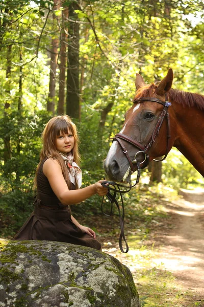 美丽的姑娘和褐色的马画像在神秘的森林 — 图库照片