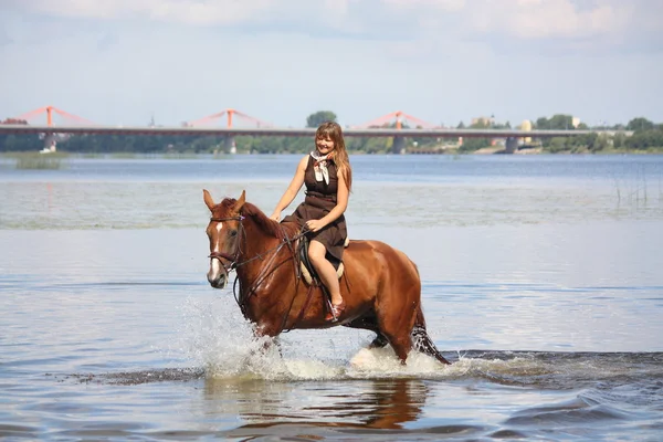 Schöne Teenager-Mädchen Reiten Pferd im Fluss — Stockfoto
