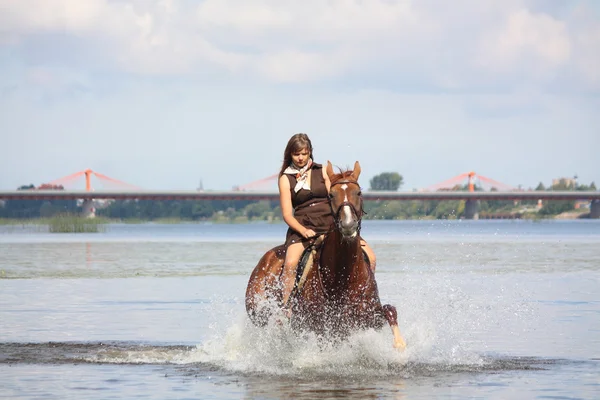 川で馬に乗って美しい十代の少女 — ストック写真