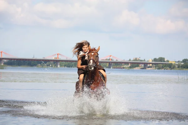 川で馬に乗って美しい十代の少女 — ストック写真