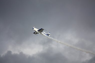 Riga, Letonya - Ağustos 20: sbach 34 üzerinde Rus Ivanoff dan pilot