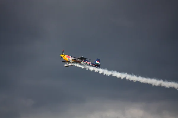 РИГА, ЛАТВИЯ - 20 августа: Победитель Рижской аэробатической формулы FAI Elite Aerobatic Formula 2011 принимает участие в Рижской Формуле Аэробатики FAI Elite 2011 20 августа 2011 года в Риге, Латвия — стоковое фото