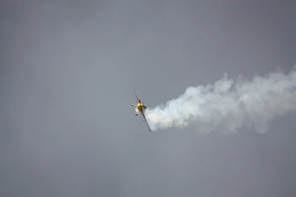 РИГА, ЛАТВИЯ - 20 августа: Победитель Рижской аэробатической формулы FAI Elite Aerobatic Formula 2011 принимает участие в Рижской Формуле Аэробатики FAI Elite 2011 20 августа 2011 года в Риге, Латвия — стоковое фото