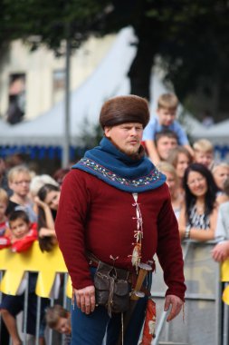 Riga, Letonya - Ağustos 21: Ortaçağ kostüm f kimliği belirsiz erkek