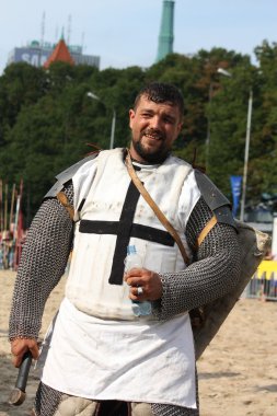 Riga, Letonya - Ağustos 21: Ortaçağ kostüm f kimliği belirsiz erkek