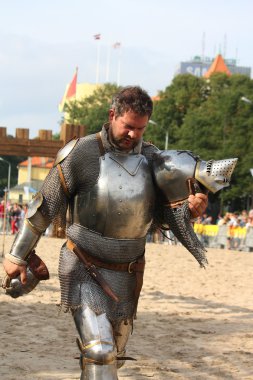Riga, Letonya - Ağustos 21: tarihsel keşif gelen kimliği belirsiz adam