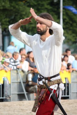 Riga, Letonya - Ağustos 21: Ortaçağ kostüm f kimliği belirsiz erkek
