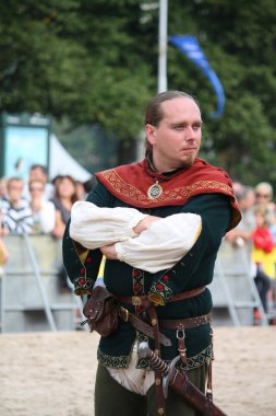 Riga, Letonya - Ağustos 21: Ortaçağ kostüm f kimliği belirsiz erkek