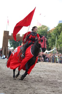 Riga, Letonya - Ağustos 21: devils atlılar üyesi te stunt
