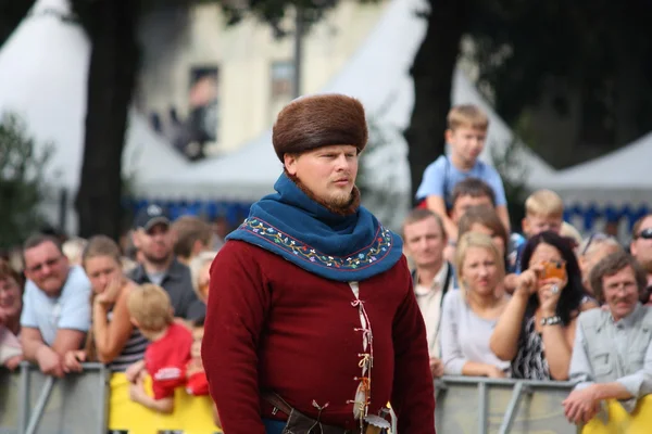 RIGA, LATVIA - AUGUST 21: Unidentified man in medieval costume f — Stock Photo, Image