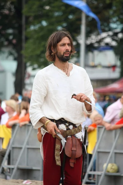 RIGA, Letonia - 21 de agosto: Hombre no identificado disfrazado de medieval — Foto de Stock