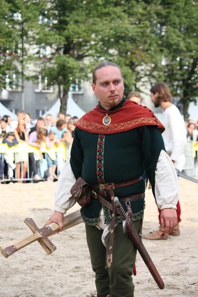 RIGA, Letonia - 21 de agosto: Hombre no identificado disfrazado de medieval —  Fotos de Stock