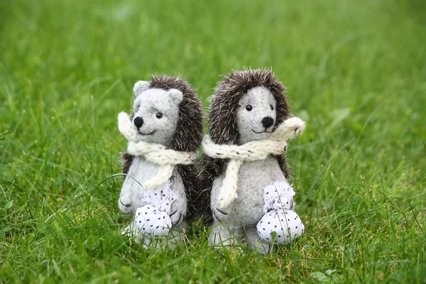 Two cute hedgehog toys in the park — Stock Photo, Image