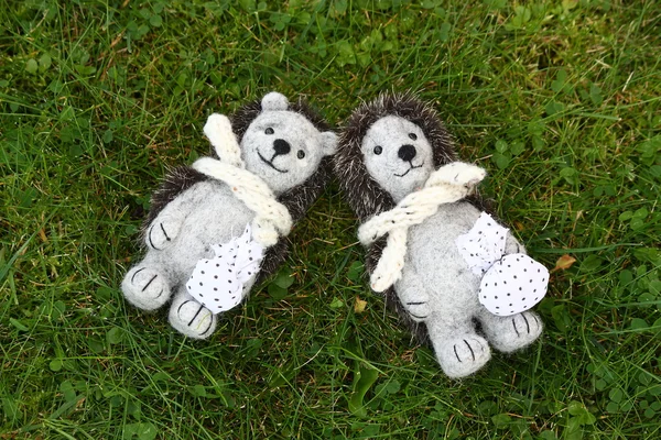 Deux jouets hérisson mignon reposant dans l'herbe — Photo