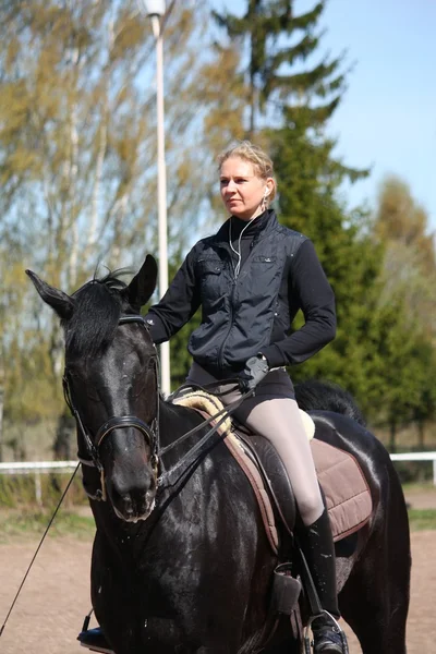 sarışın kadın ve siyah at