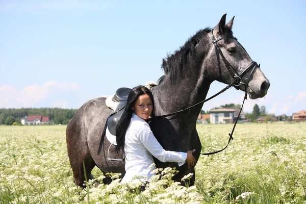 美しい若い女性と灰色の馬の肖像画 — ストック写真