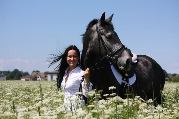 Vacker ung kvinna och grå häst porträtt — Stockfoto