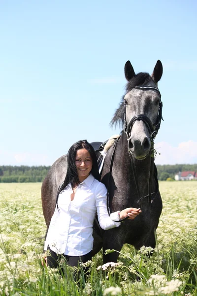 Beautiful caucasian young woman and horse portrait — Stock Photo, Image