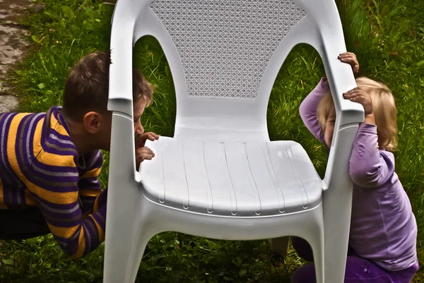 Cadeira de plástico e crianças — Fotografia de Stock