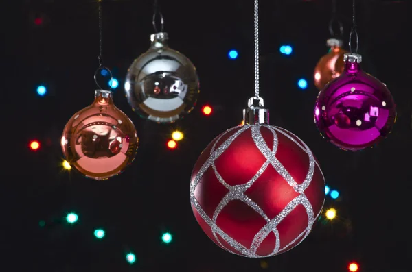 Kerstballen in de nacht — Stockfoto