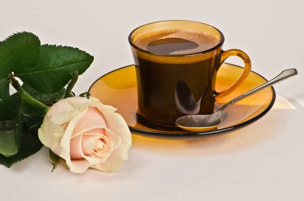 bir fincan kahve ve bir gül